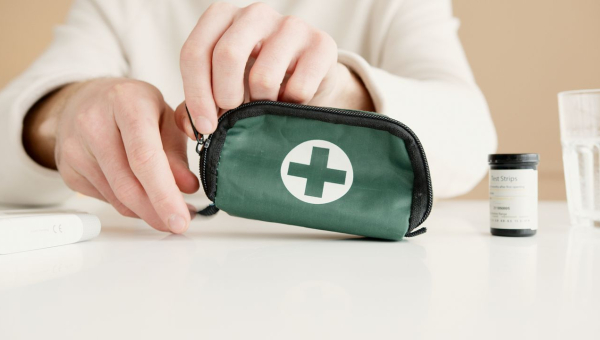 Trousse à pharmacie familiale : que mettre dedans ?